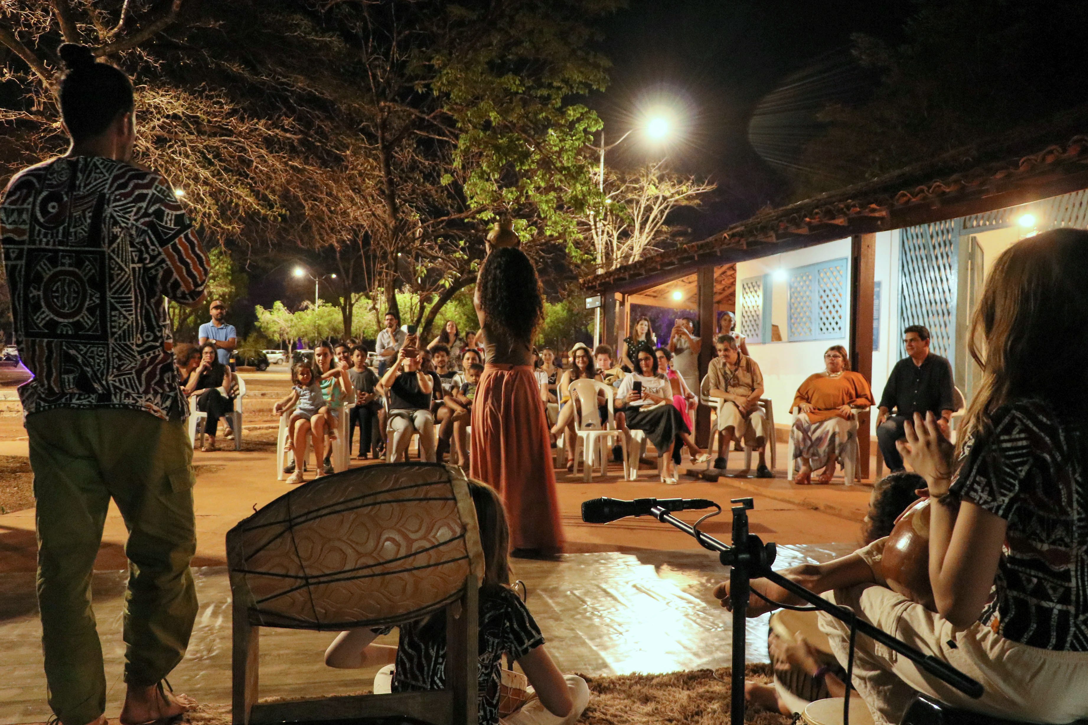 O público que prestigiou a apresentação ficou admirado com a sincronia estabelecida entre os sons, a coreografia e a criação artesanal