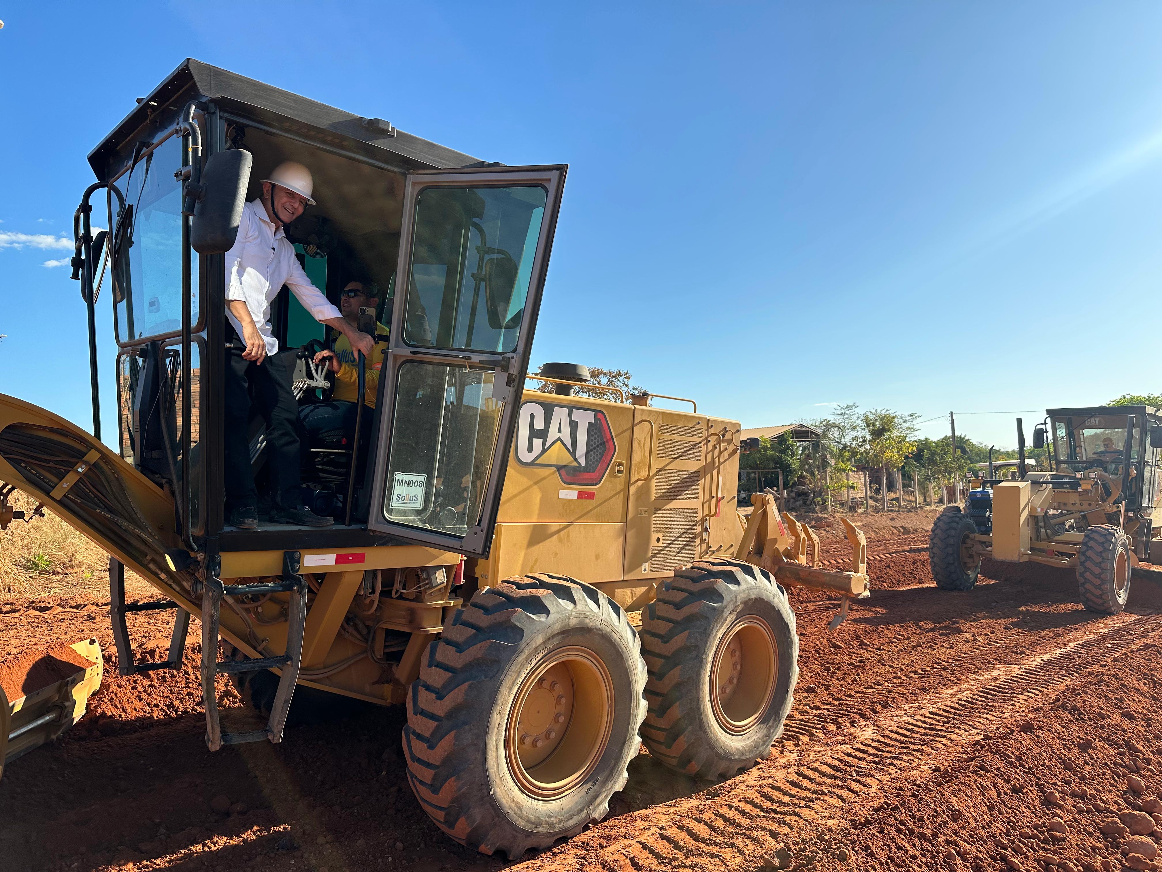 Prefeito Eduardo Siqueira durante acompanhou as obras no Distrito Industrial de Taquaralto 