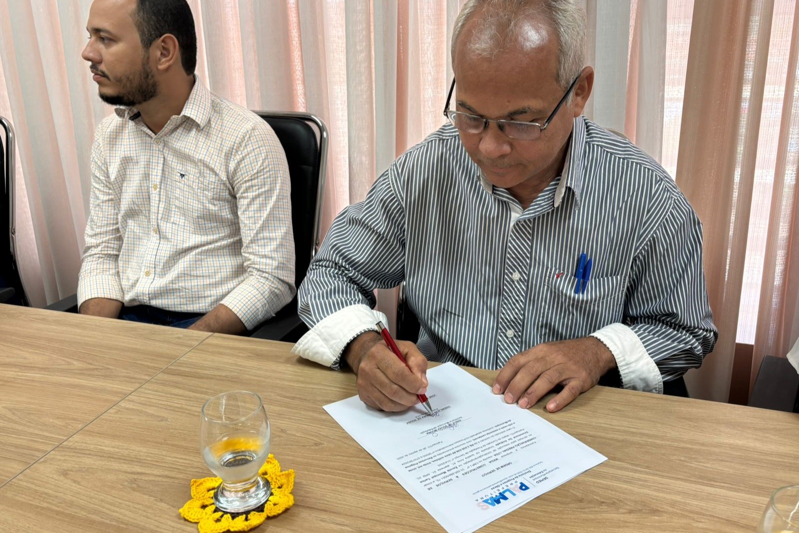 Diretor da Escola Carlos Drummond, Odenilson Pereira assina ordem de serviço para a construção de um novo prédio escolar