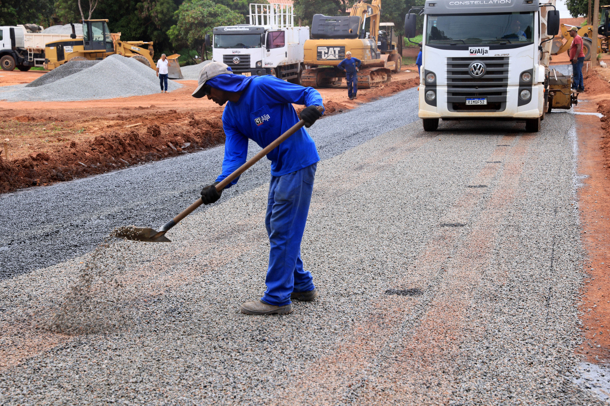 Pavimentação nas ruas do Jardim Aureny III começaram nesta sexta-feira, 28 – Foto: Lia Mara