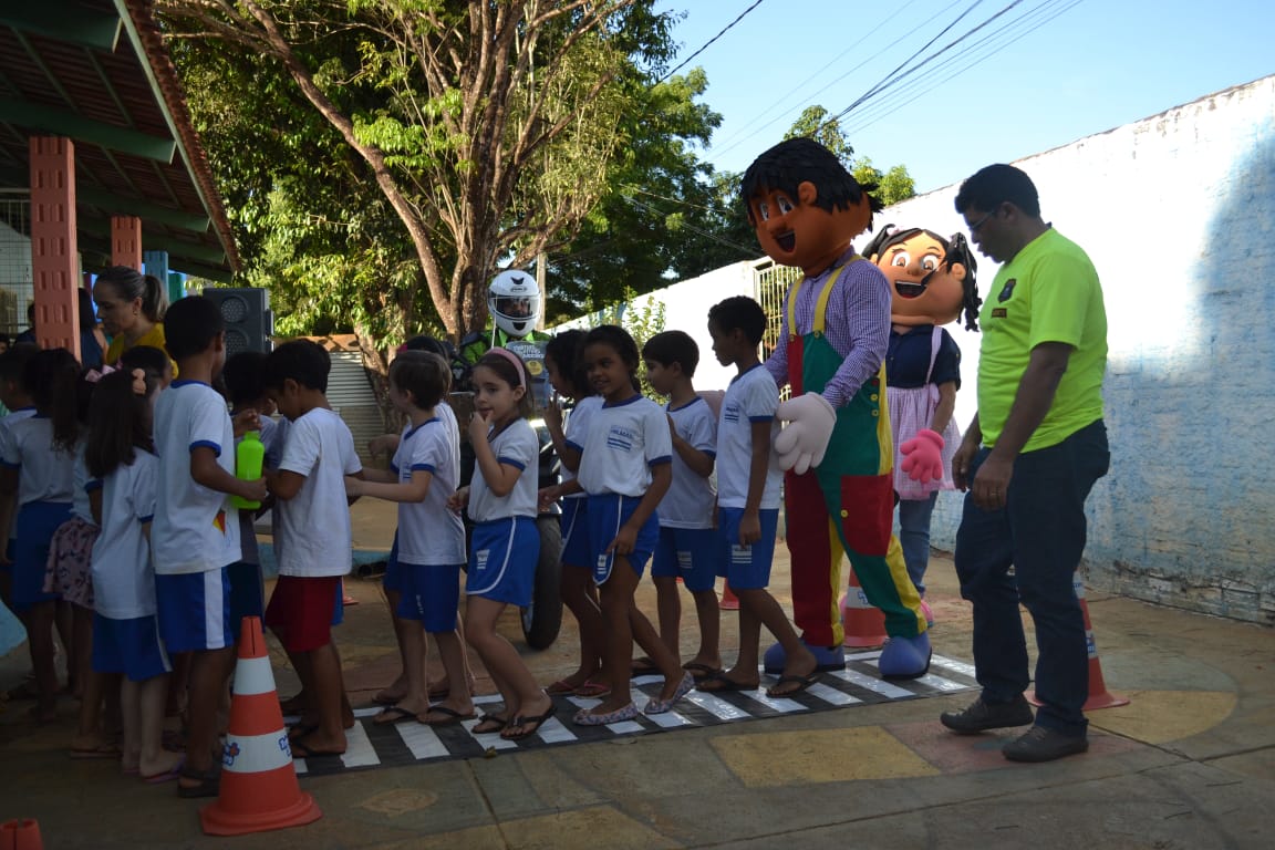 Alunos da rede municipal de ensino recebem aula educativa sobre o respeito e o bom convívio no trânsito