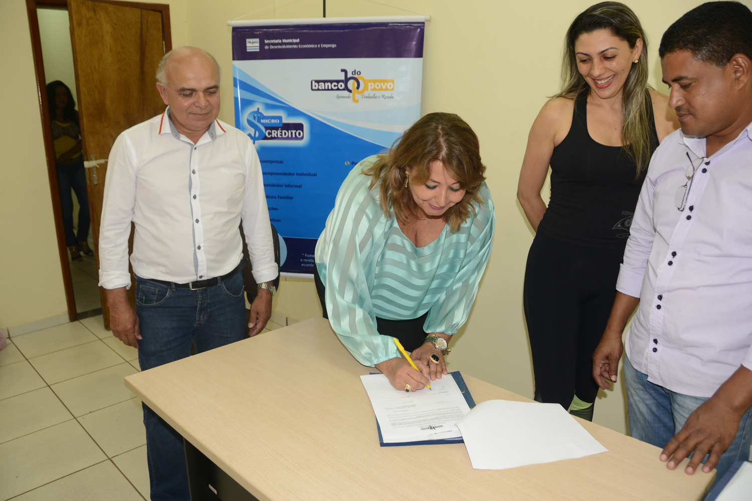 Mais 16 microempreendedores recebem fomento do Banco do Povo
