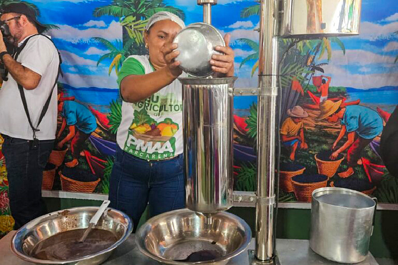 Agroextrativistas beneficiam açaí para vender para  Programa de Aquisição Municipal de Barcarena