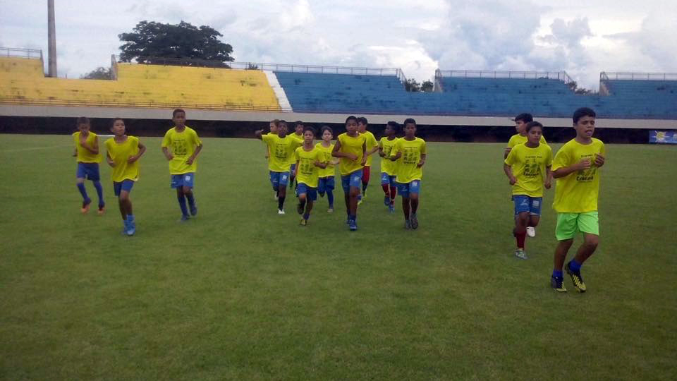 Alunos das Escolinhas Fundesportes fazem jogos preliminares das partidas do Palmas