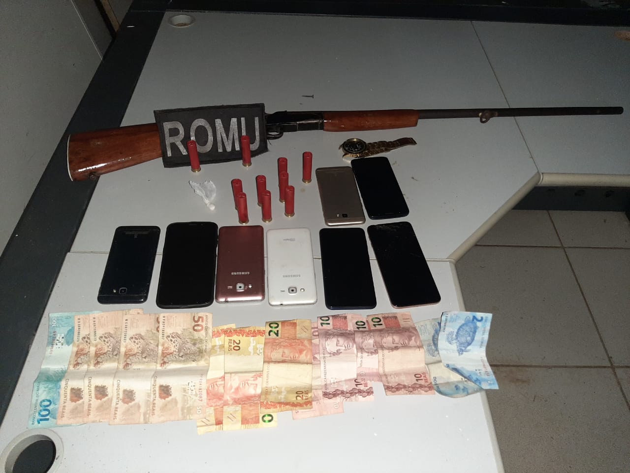 Romu apreende entorpecentes, celulares, dinheiro e arma em residência no setor Bela Vista