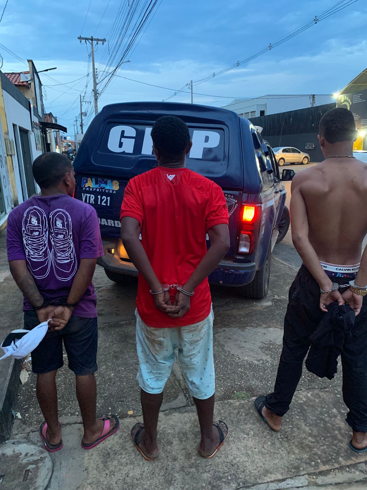 Com os suspeitos a GMP apreendeu uma arma de fabricação caseira, entorpecentes, munições e outros objetos suspeitos