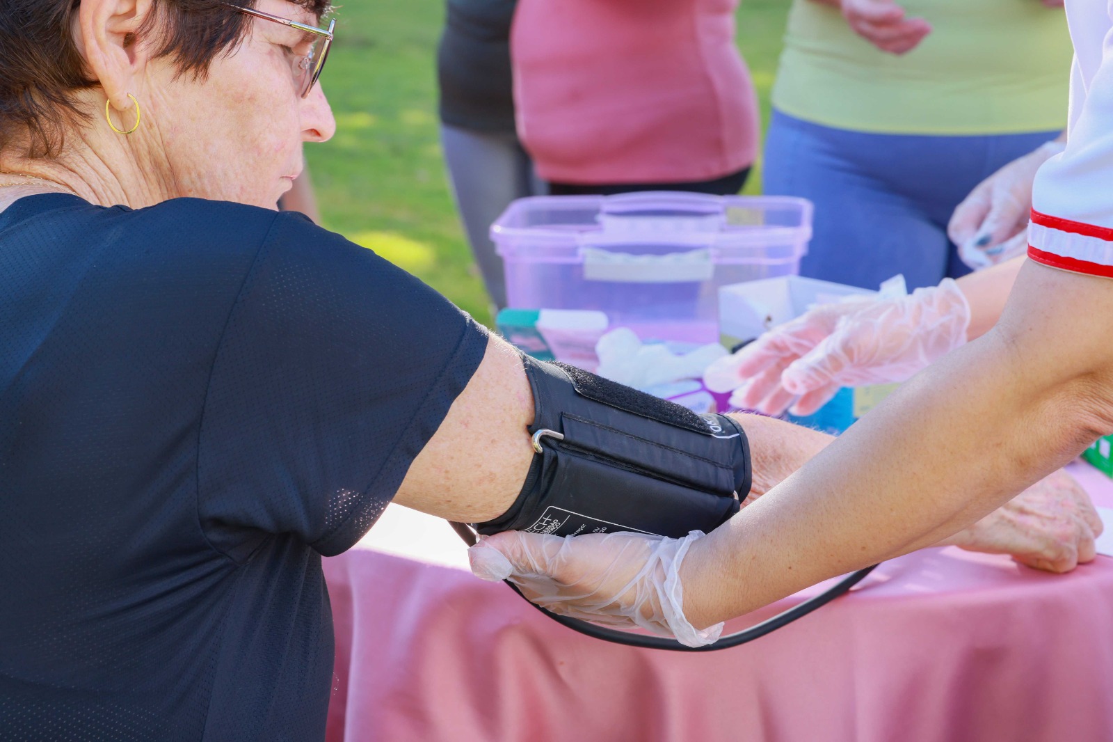 Participantes puderam realizar exames de bioimpedância, aferição de pressão arterial e glicemia, além de aproveitar sessões de auriculoterapia