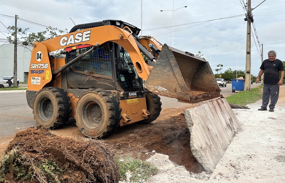 Recuos são construídos para instalar lixeiras