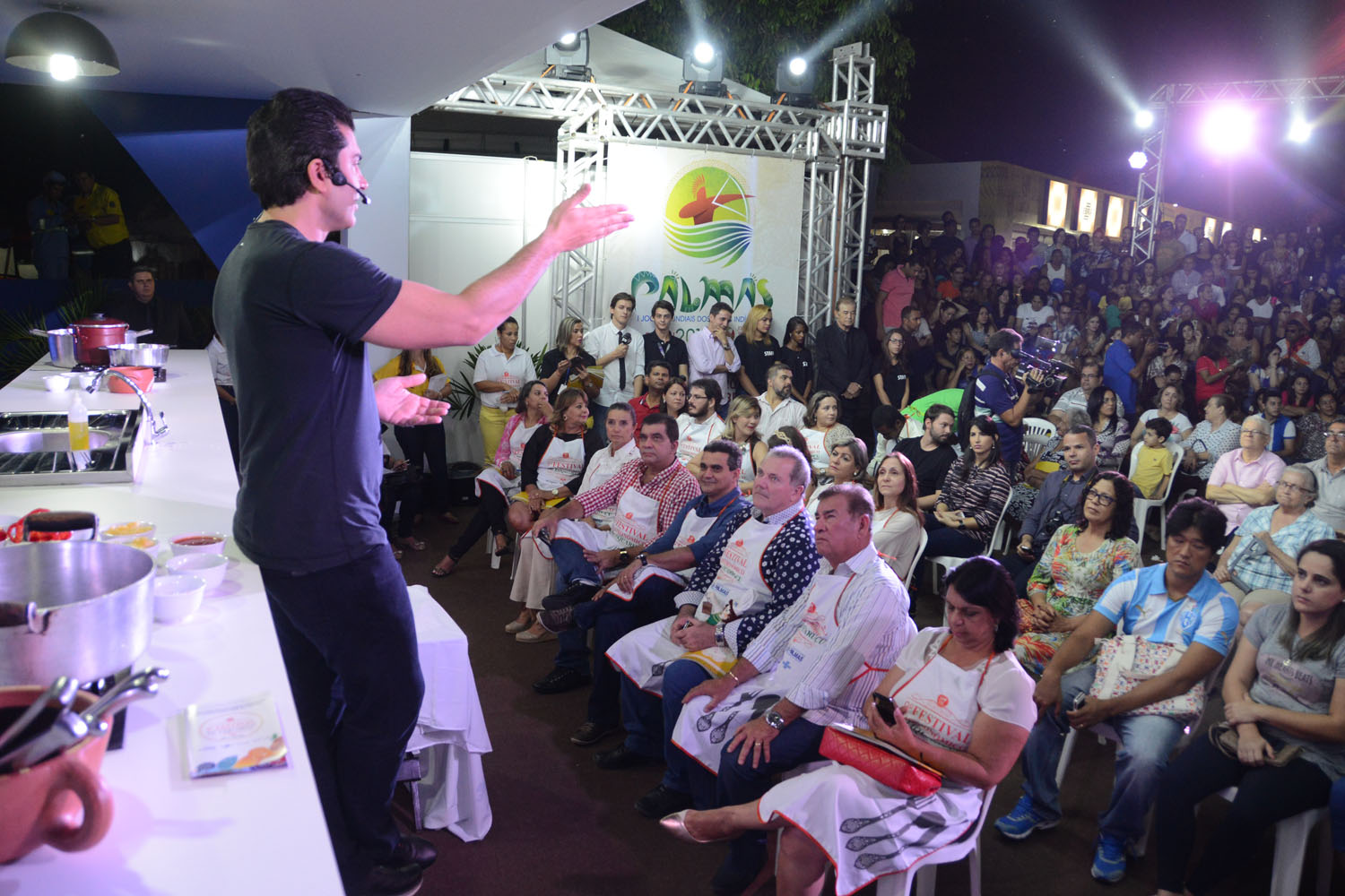 Edu Guedes promove interação com os participantes do Cozinha Show