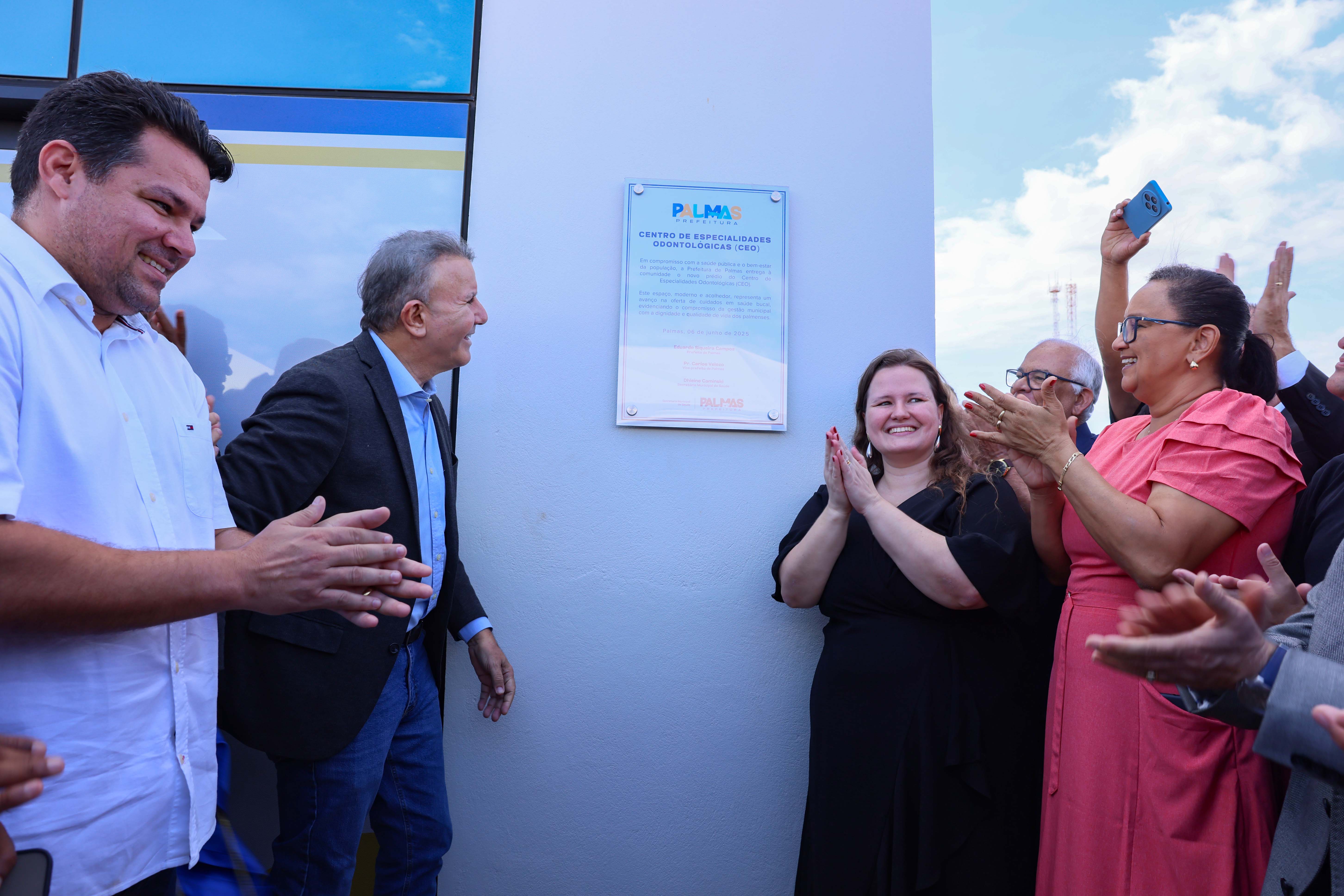 Prefeito Eduardo Siqueira Campos e ao lado da secretária Dhieine Caminski durante 