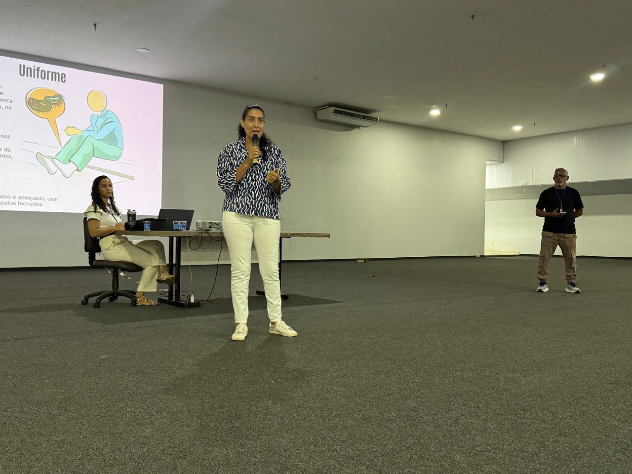 A inspetora sanitária Silvana Teixeira palestrou sobre higienização e manipulação de alimentos