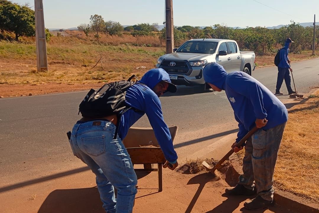 Equipe da Zeladoria Urbana remove terra da Avenida Ipanema, no setor Palmas Sul, em Taquaralto