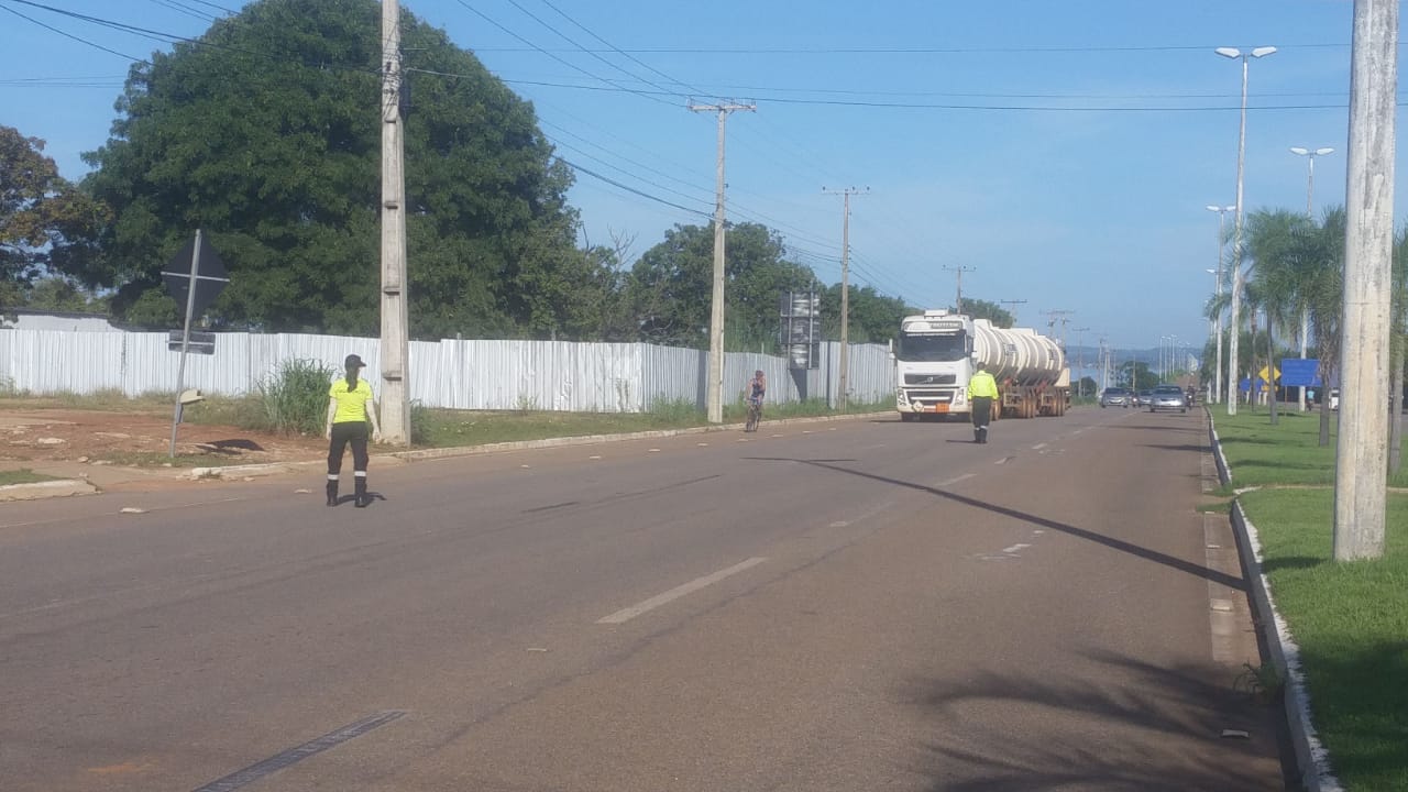 Agentes de Trânsito fiscalizam circulação de caminhões nas vias municipais fora dos horários estabelecidos por decreto