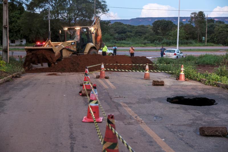 Prefeitura de Palmas alerta sobre cratera na Avenida NS-15
