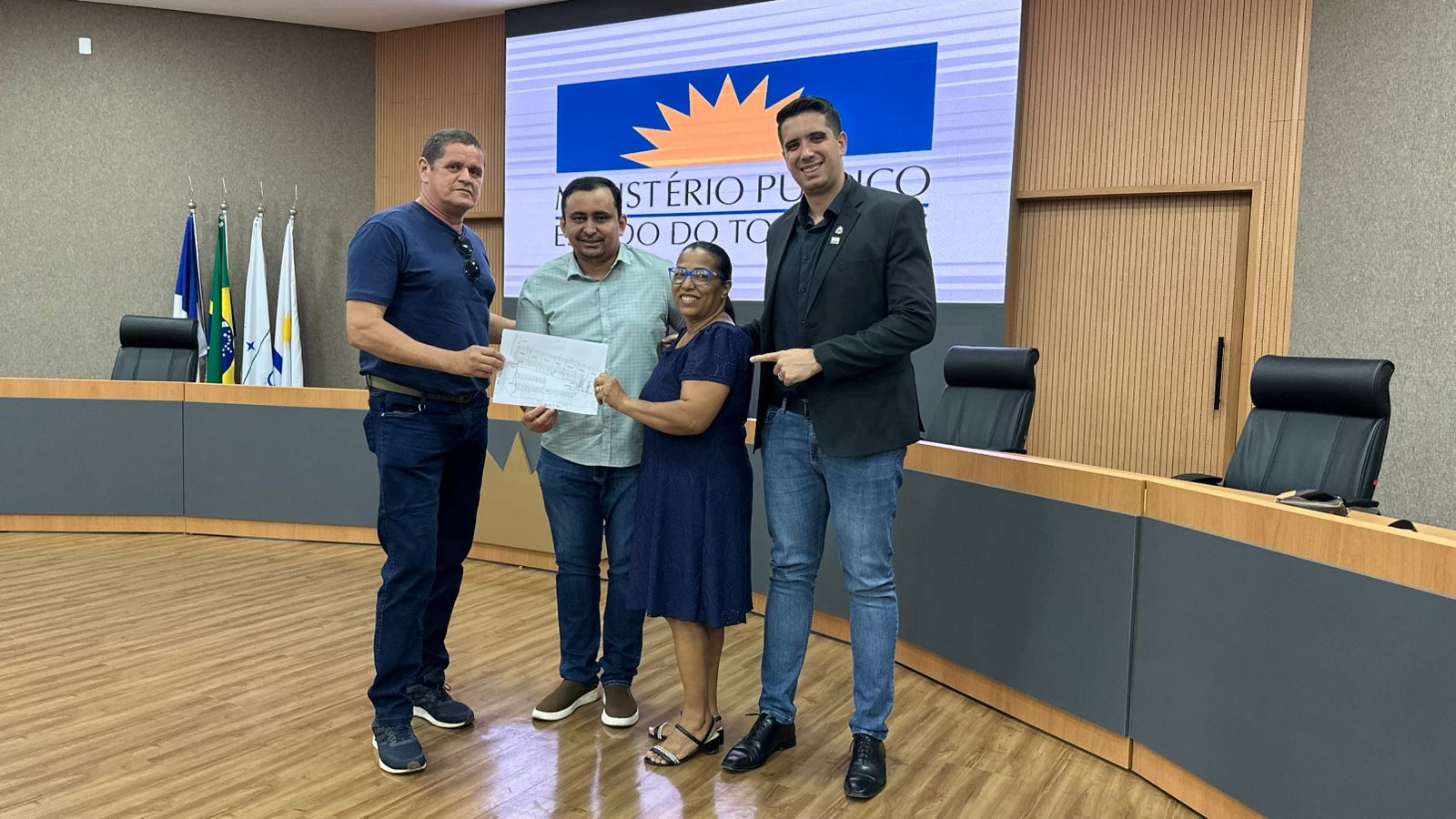 Secretários da Sedeem entregaram documento de posse a cada comerciante.