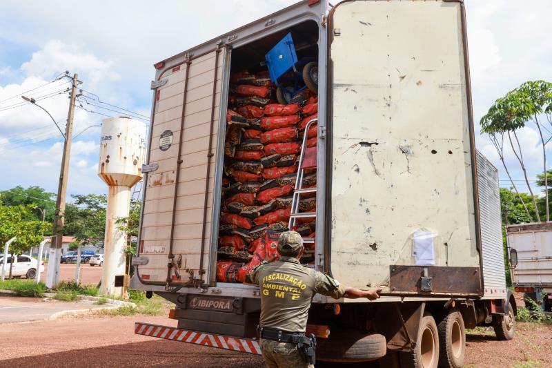 Caminhão com carga irregular de carvão é apreendido em Palmas