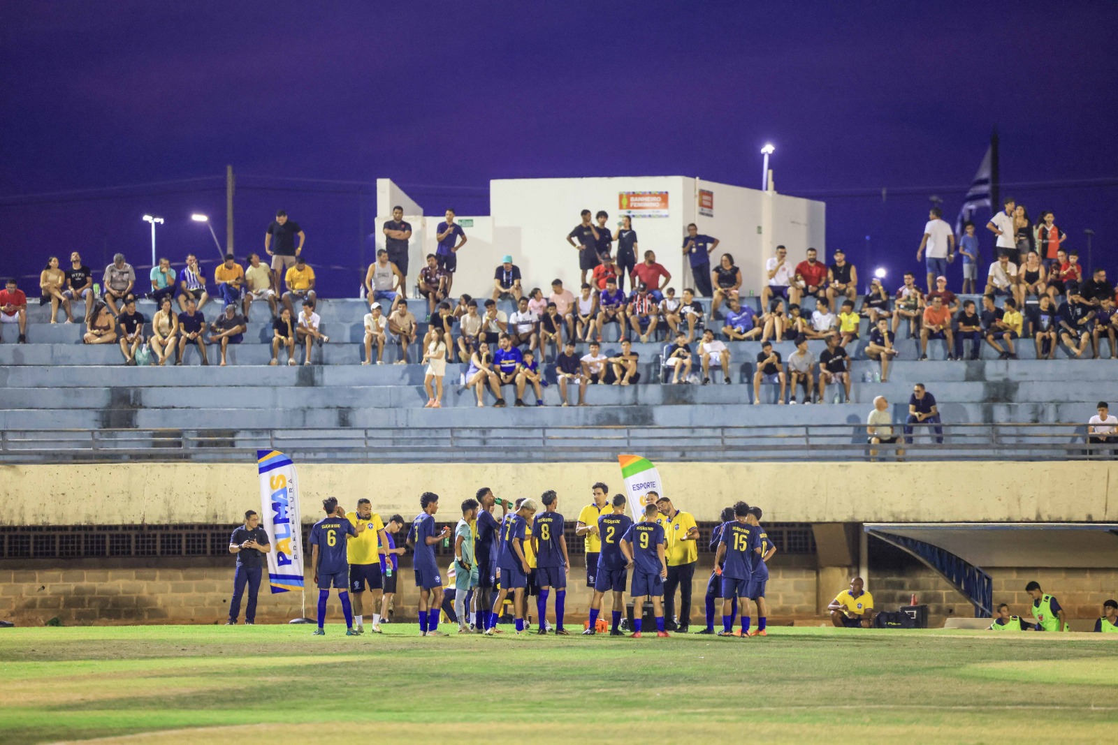 Estádio Nilton Santos recebeu público para o amistoso