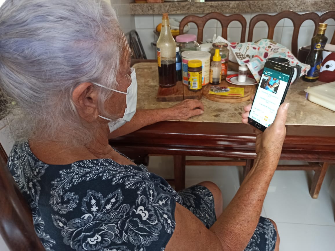 Profissionais da saúde criam conteúdos interativos para manter idosos bem informados