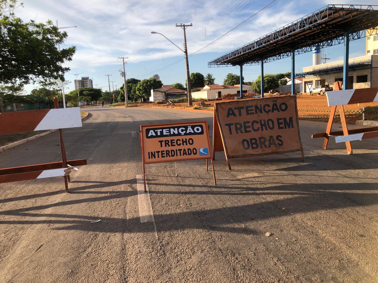 Acesso à rotatória entre avenidas NS-04 e LO-21 é interditado em virtude das obras de pavimentação asfáltica