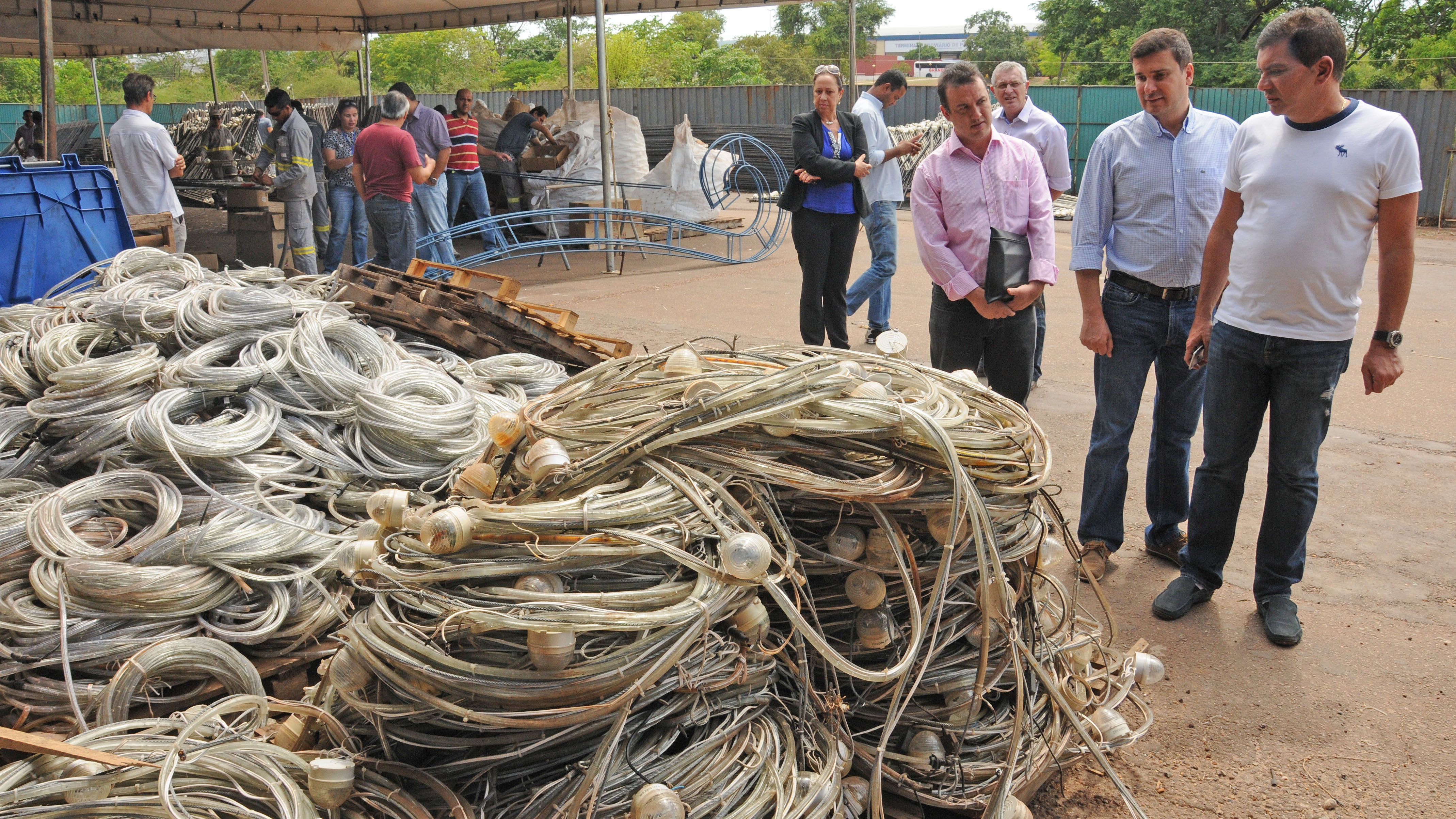 Prefeito visita "A Fábrica de Sonhos" e acompanha montagem da iluminação do Natal Luz da Capital