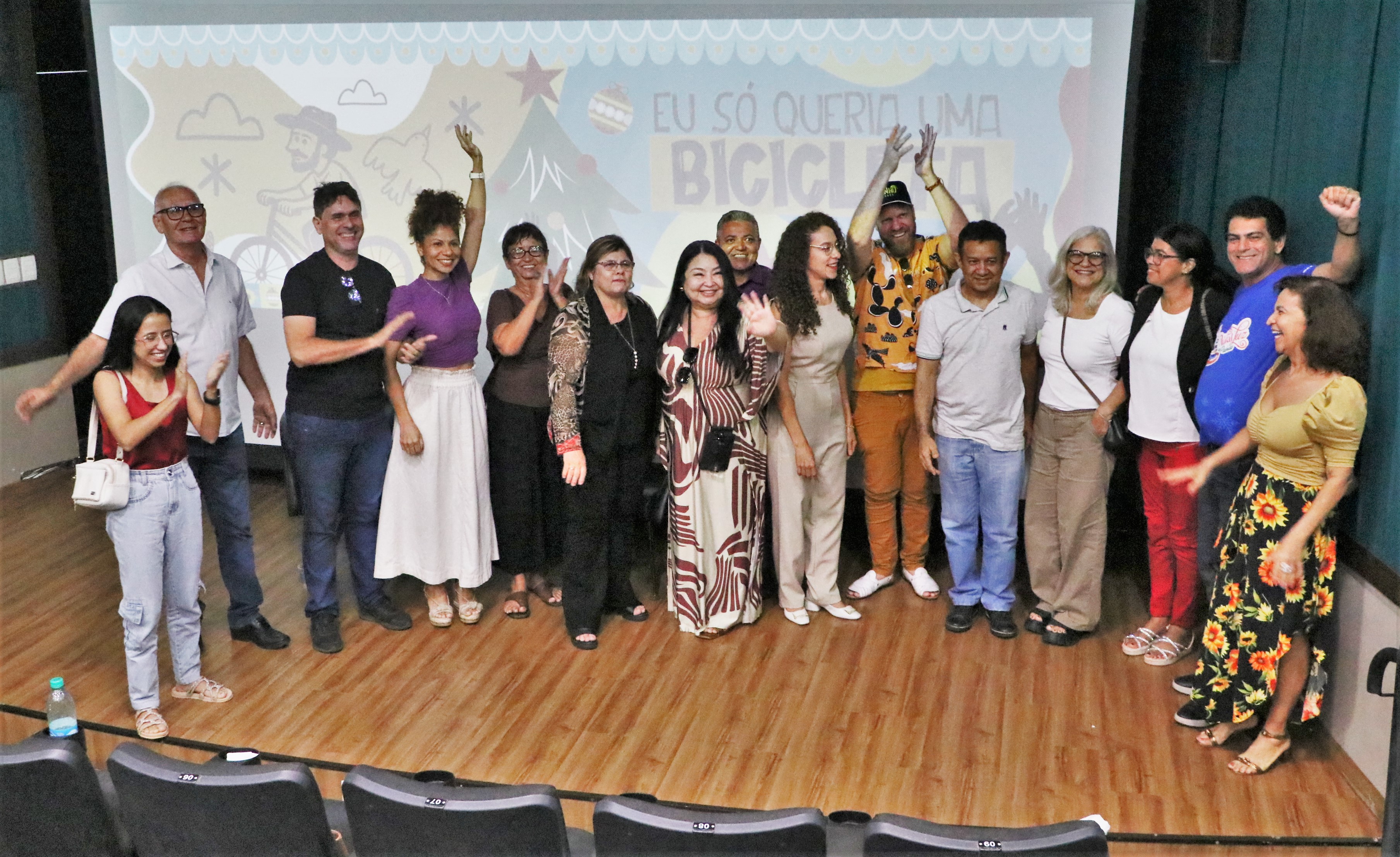 Toinho Mendes (de boné, ao centro) interagiu com o público presente no evento