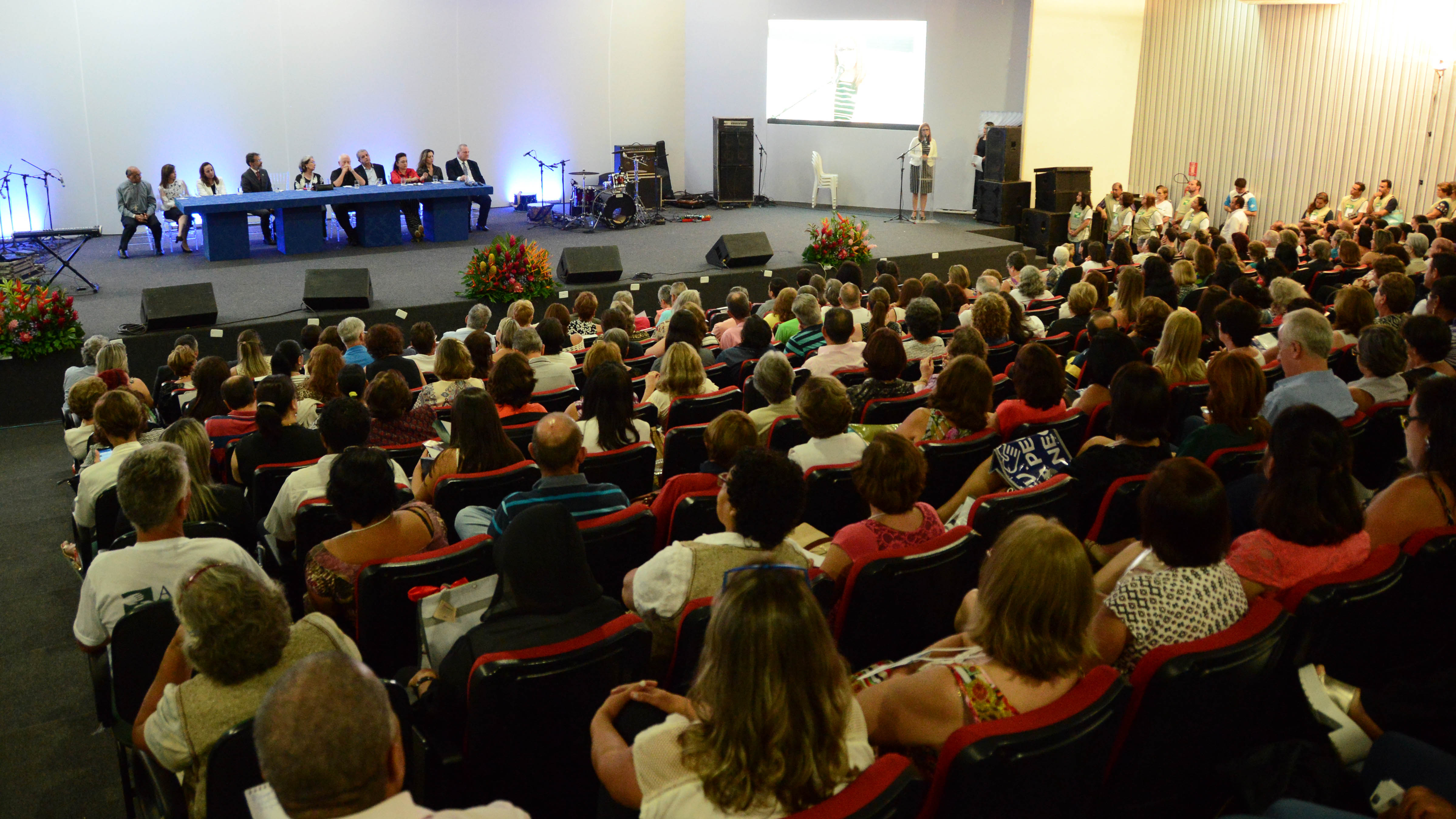 Cinthia Ribeiro participa da abertura do Congresso Amor-Exigente em Palmas