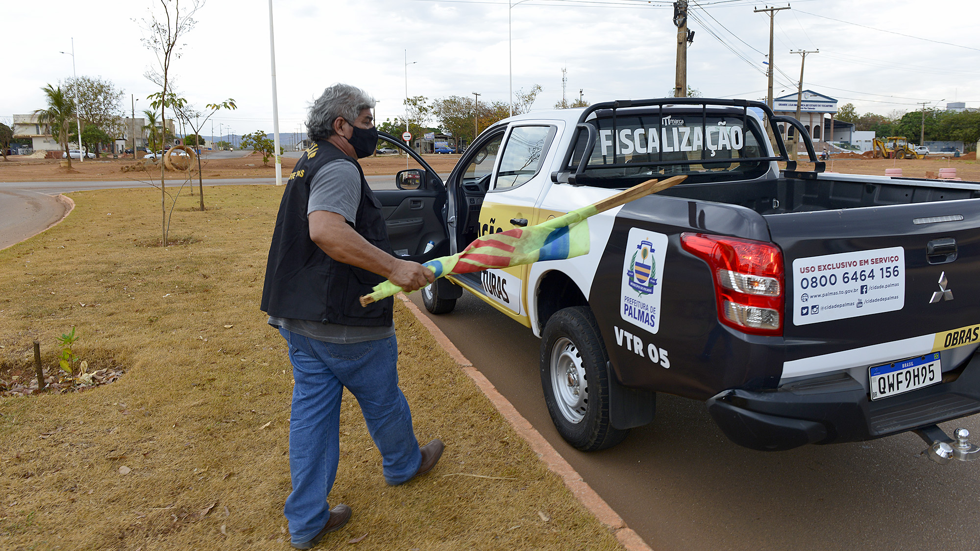 Faixas e placas irregulares são retiradas das avenidas de Palmas