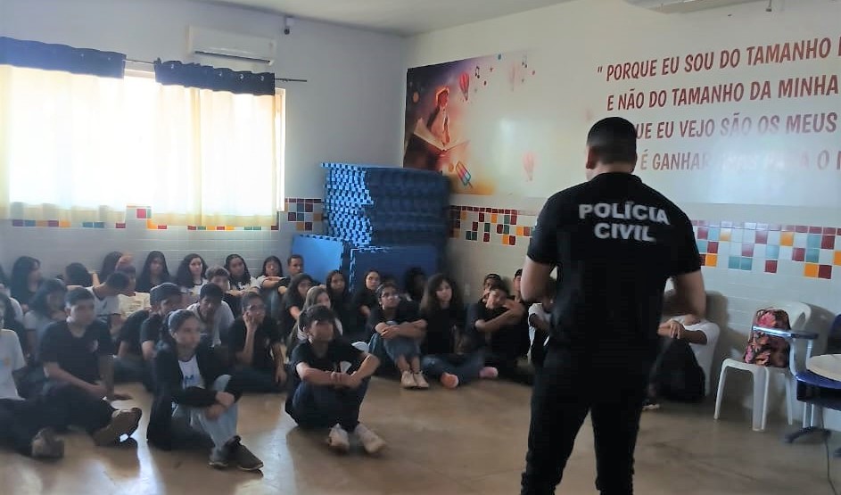 Alunos ouviram atentamente as orientações do delegado da Polícia Civil 