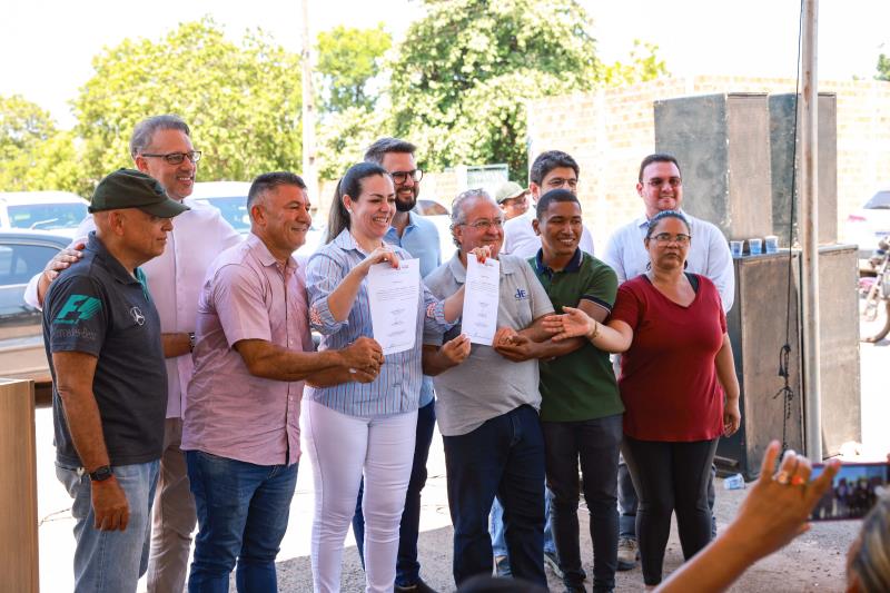 Cinthia assina mais uma ordem de serviço