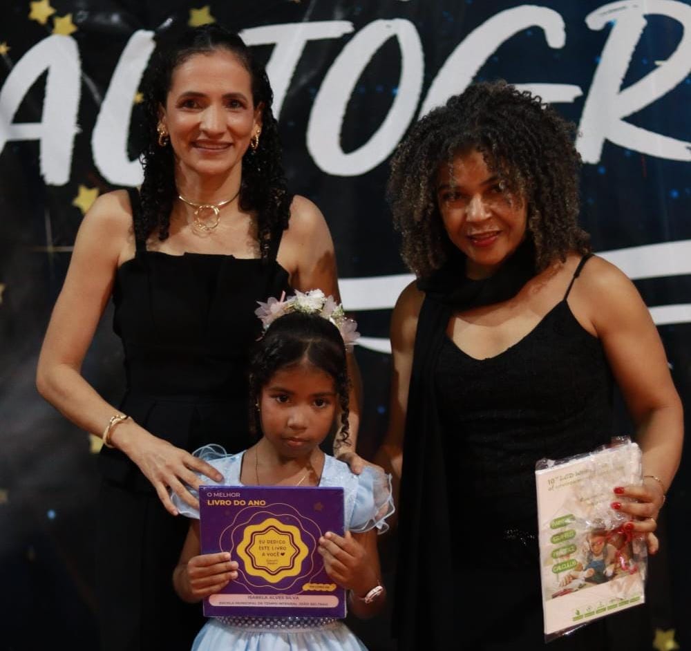 Alunos da ETI João Beltrão realizam noite de autógrafos após produzirem seus próprios livros