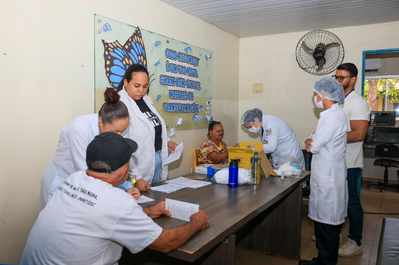 Comunidade local aproveitou a ação para colocar o cartão de vacinação em dia