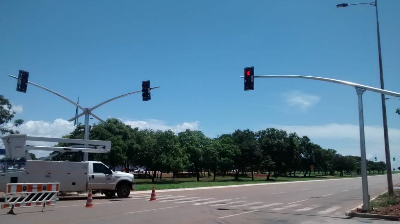 Sesmu libera o funcionamento do conjunto semafórico no cruzamento da Avenida LO - 33