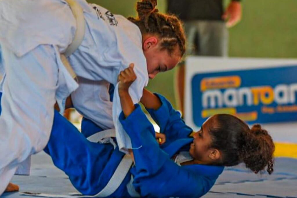 Iniciativa oferta cursos gratuitos de jiu-jitsu, futsal, violão e musicalização 