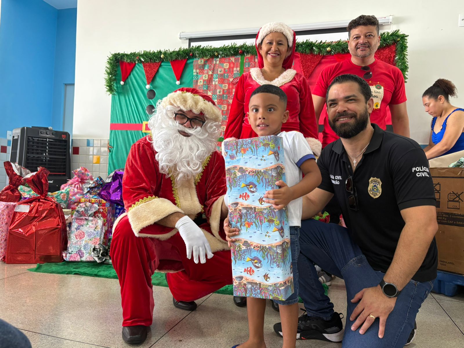 Papai Noel dos Correios encerra entregas com festa no Cmei Araras
