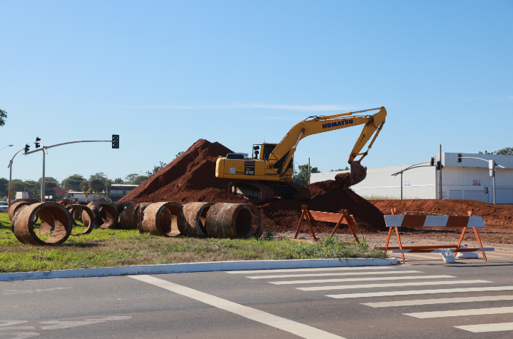 Prefeitura realiza obras de drenagem pluvial e pavimentação asfáltica na Avenida LO-21  para escoamento de águas pluviais