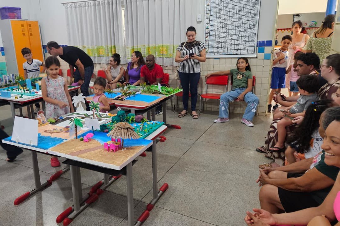 Mostra literária reuniu maquetes, colagens, pinturas, livros de receita e poesias, trabalhos elaborados pelas crianças