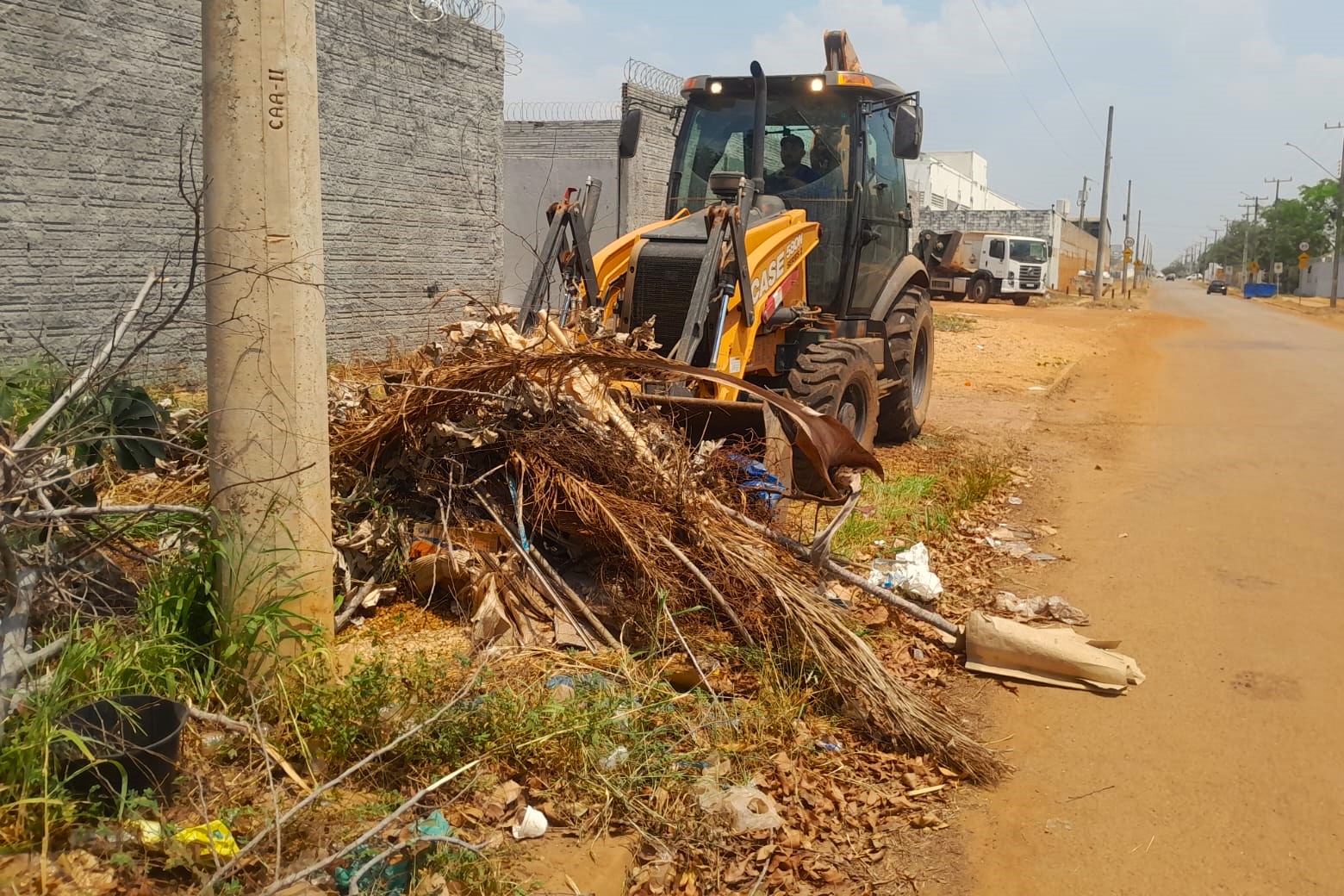 Retirada de entulho na quadra ACSU-SO 60