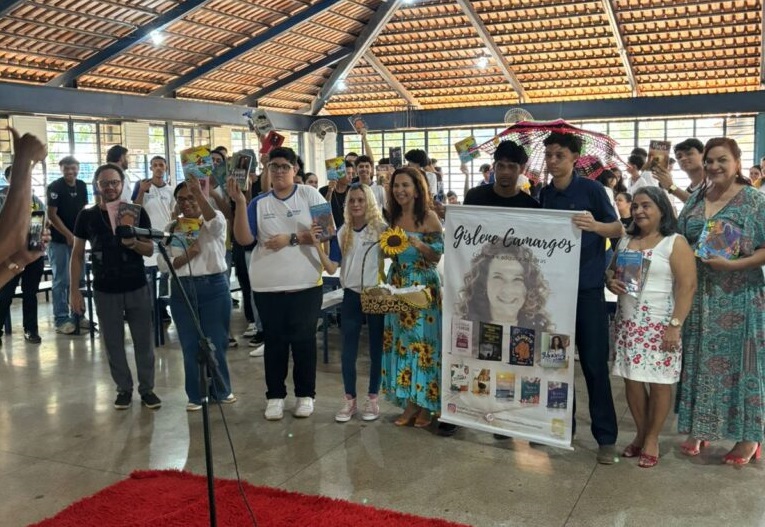 A educadora Gislene Camargos idealizadora do projeto conta que  há mais de 20 anos percorre vários espaços públicos levando poesia e arte