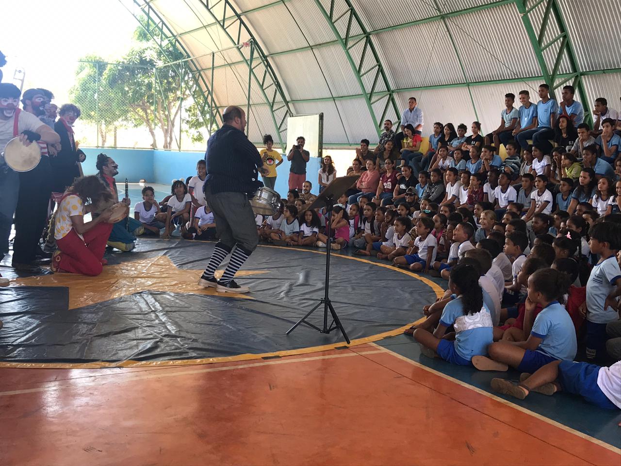 Alunos da Escola de Tempo Integral Sueli Reche recebem Circo Teatro Palombar