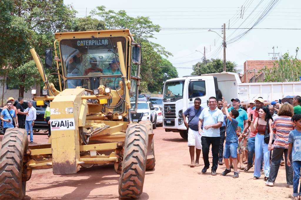 Em uma das máquinas de terraplanagem, prefeito Eduardo seguiu por trechos de avenida que deve receber asfalto ainda neste ano