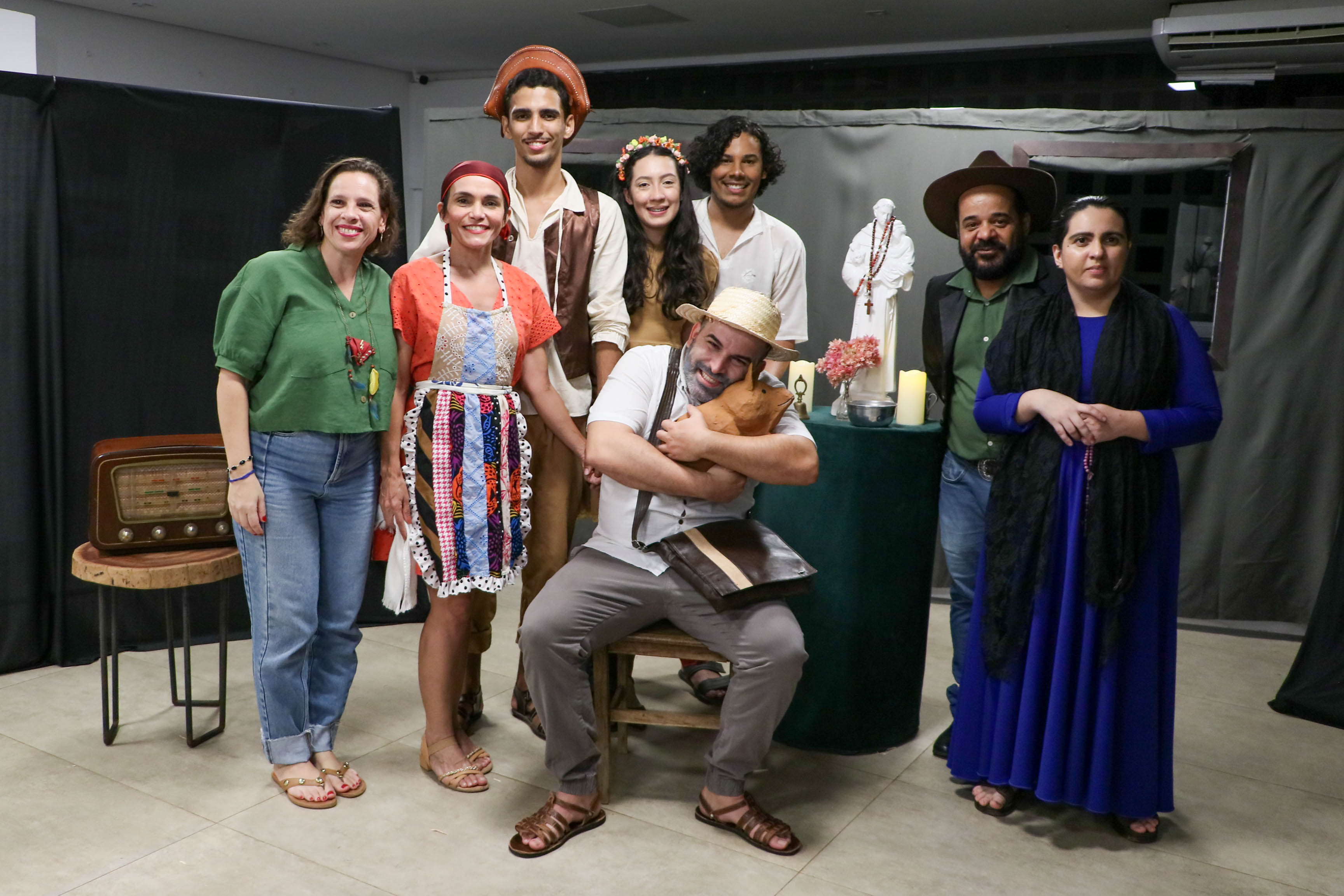 Toda a trupe que realizou a apresentação no ensaio aberto posou para uma foto ao lado da diretora Arabelle (à esquerda) após a conclusão dos trabalhos