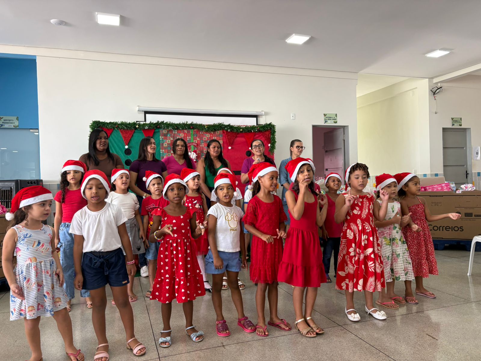 No Cmei Araras, foi grande expectativa e muitos sorrisos que as crianças aguardaram a chegada do Papai Noel para a entrega dos brinquedos