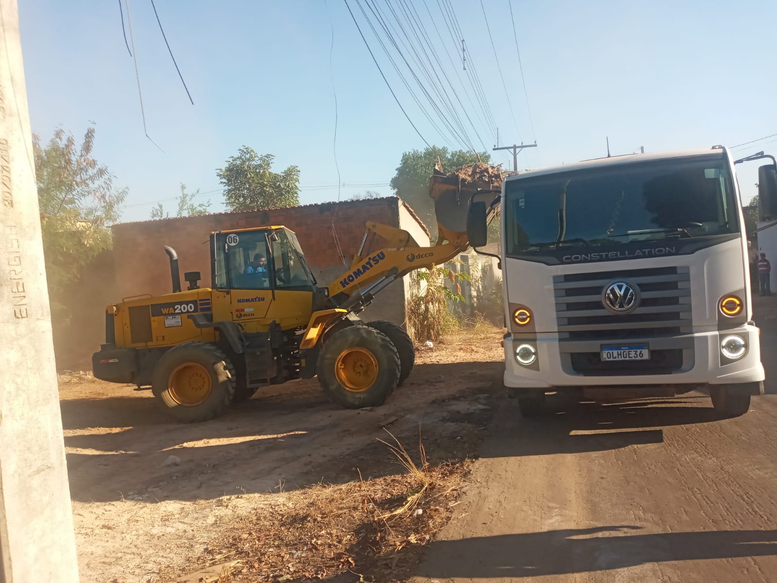Entulhos são retirados na quadra Arno 44 (409 Norte), próximo à Escola Municipal Mestre Pacífico Siqueira Campos