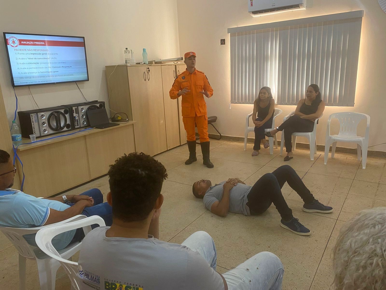Técnicos do Cras Karajá l recebem treinamento de primeiros socorros do Corpo de Bombeiros