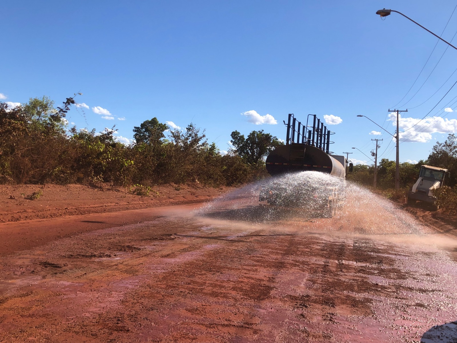 Prefeitura de Palmas realiza manutenção nas vias de acesso à Praia do Prata