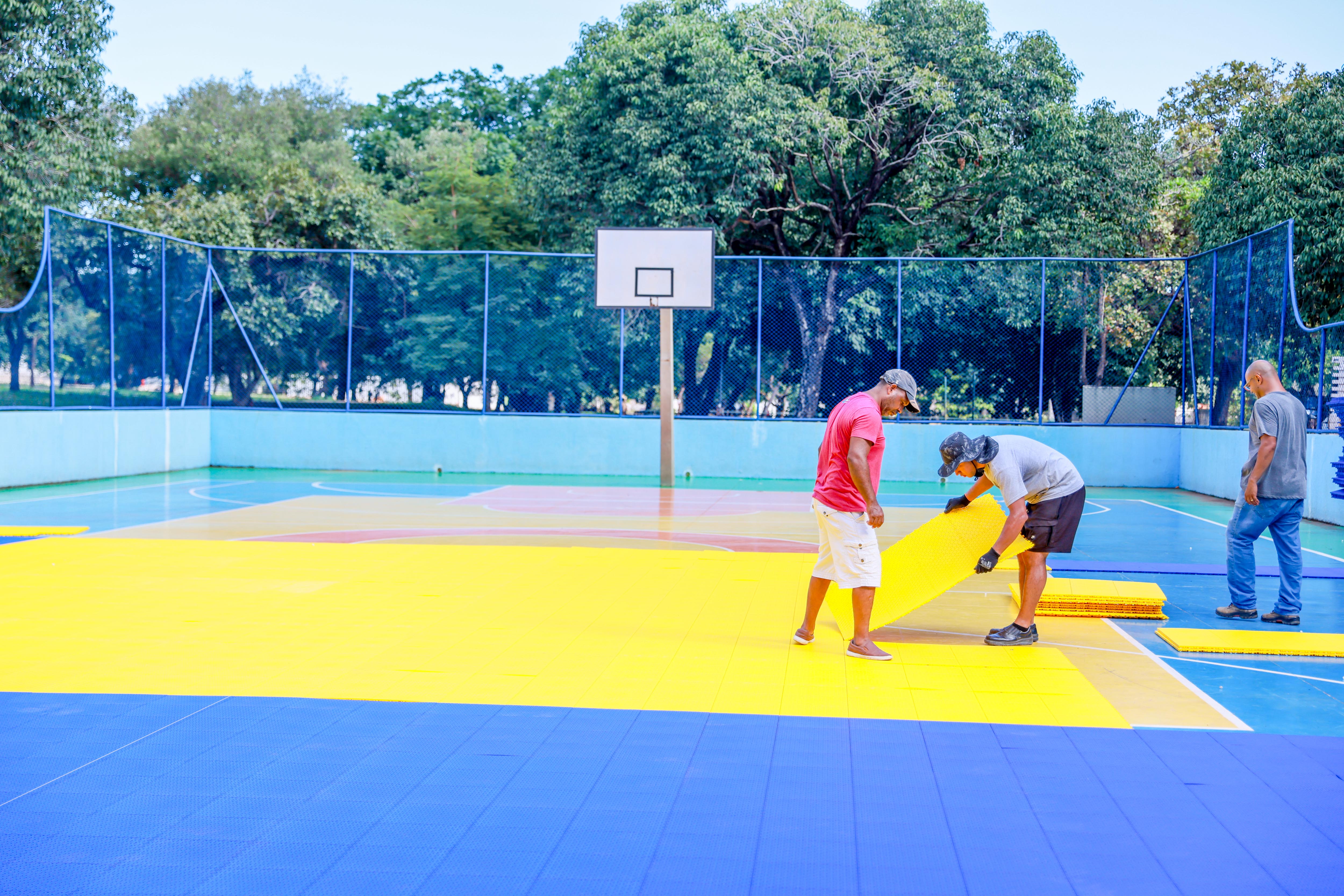 Instalação dos novos pisos modulares nas quadras poliesportivas da Capital – Foto: Regiane Rocha