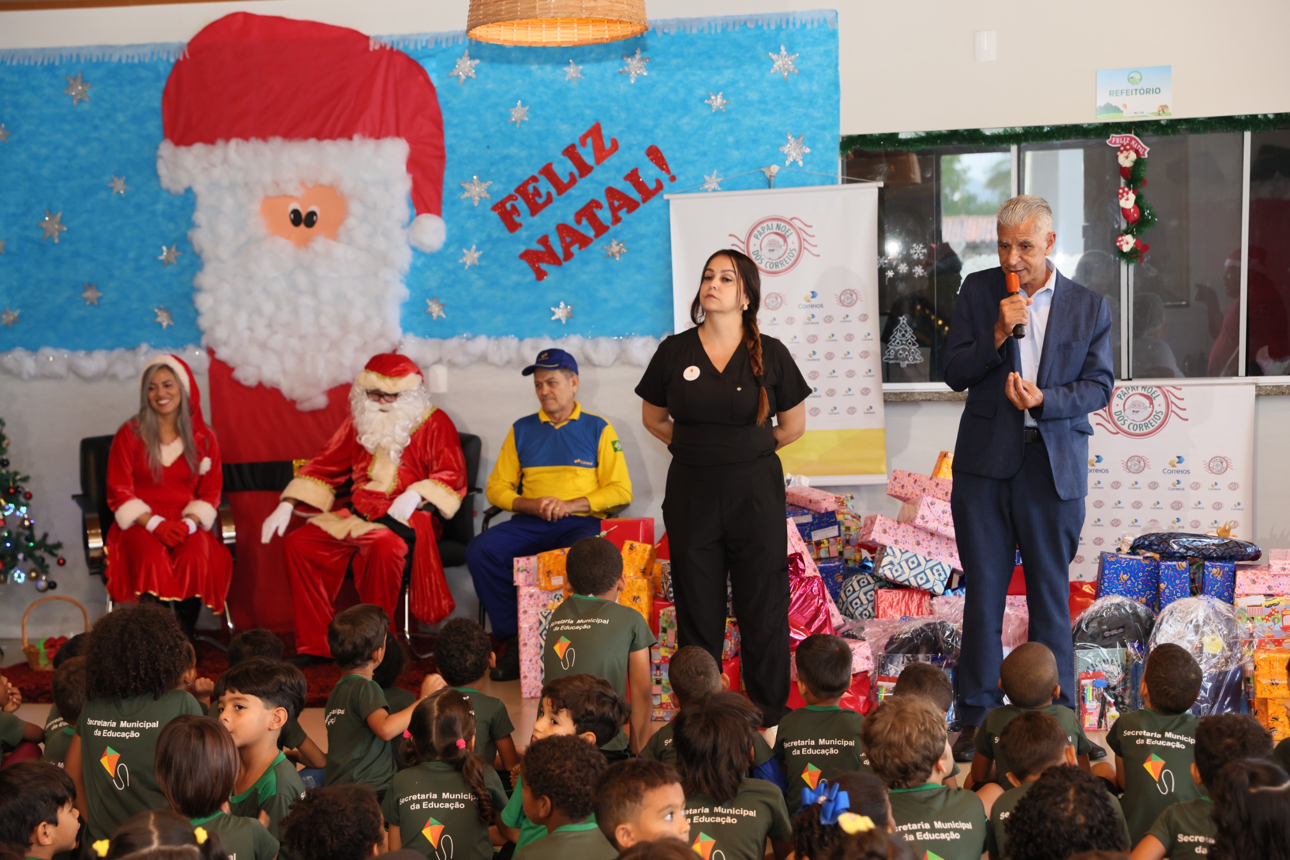 Em Palmas, Papai Noel dos Correios leva alegria às crianças da ETI João Beltrão