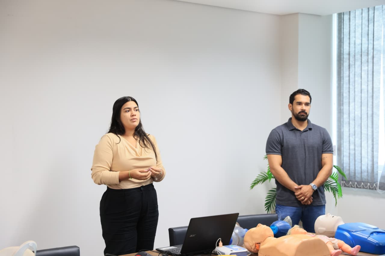 Gerente de intervenção imediata Gessiane Ferreira da Silva dá boas vindas aos agentes durante aula inaugural