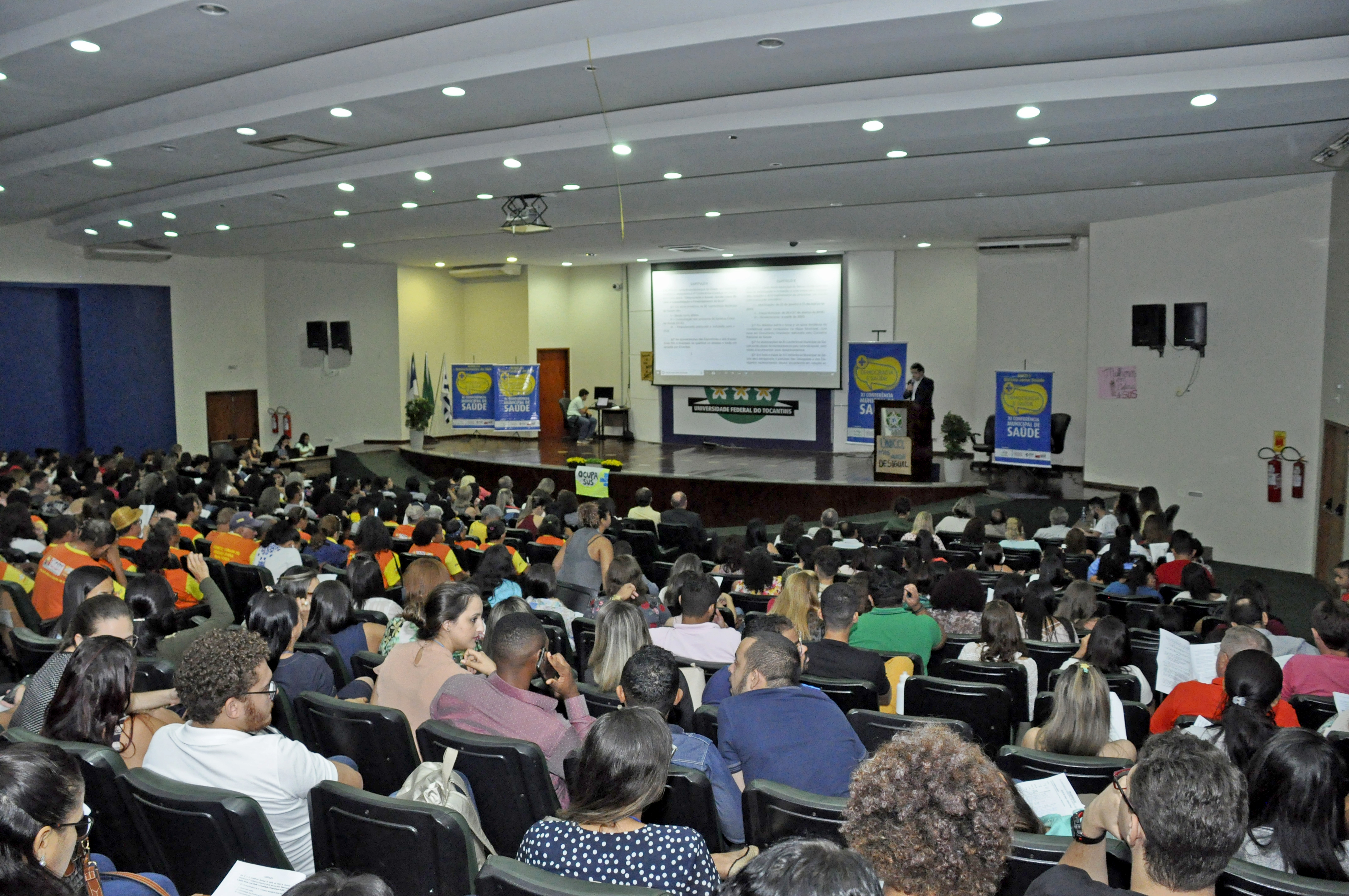 Mais de 500 pessoas participam da abertura da XI Conferência Municipal de Saúde; programação segue nesta quarta, 27