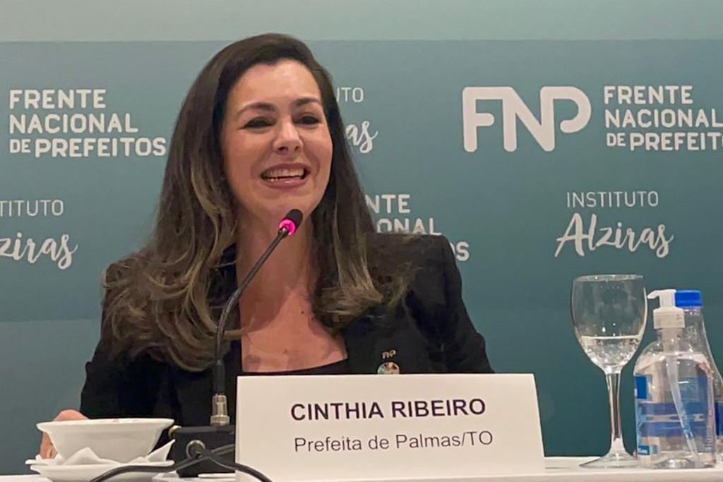 Cinthia Ribeiro participa de evento com ministras e defende a licença-maternidade para prefeitas
